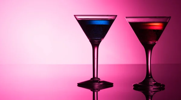 Bunte Cocktails auf reflektierendem Oberteil — Stockfoto