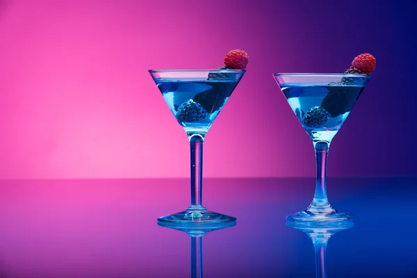 Colourful cocktails garnished with berries — Stock Photo, Image