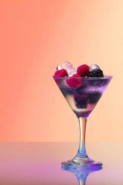 Refreshing raspberry and blackberry cocktail with ice, studio shot — Stock Photo, Image