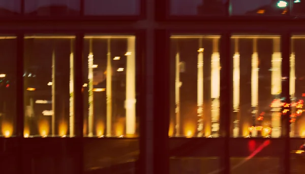 Estilo artístico - Desfocado, fundo urbano desfocado, reflexão em janelas de escritório à noite — Fotografia de Stock