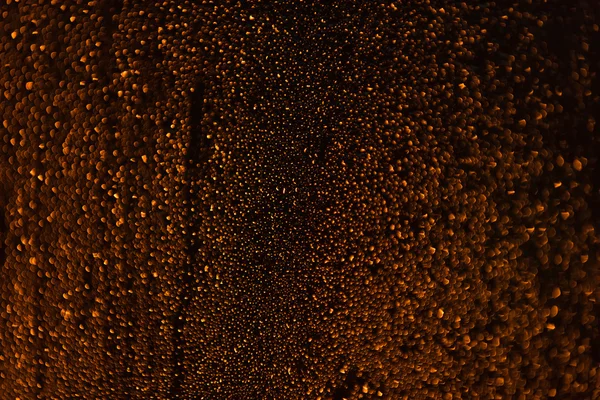 Gotas de lluvia corriendo por una ventana, fondo de contraluz abstracto — Foto de Stock