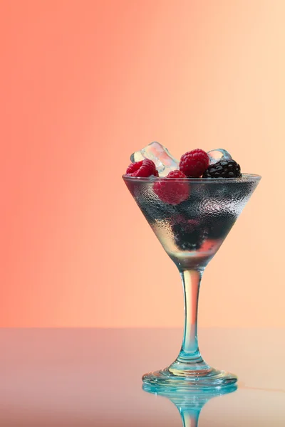 Освіжаючий малиновий і ожиновий коктейль з льодом, студійний знімок — стокове фото