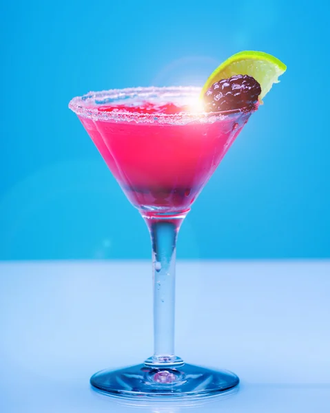 Cóctel refrescante de frutas sobre fondo azul pastel, con luz solar —  Fotos de Stock