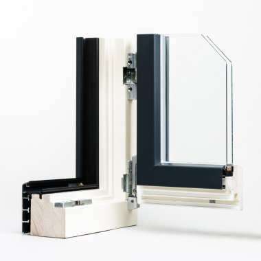 Alüminyum şal örneği, beyaz arka plan üzerinde izole ile ahşap pencere