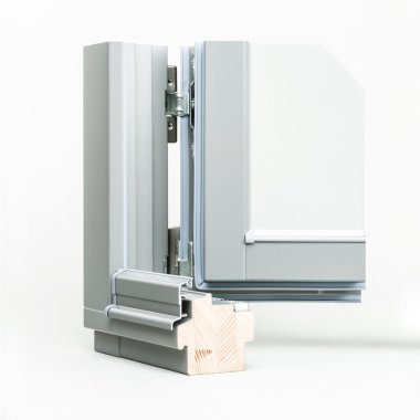 Alüminyum şal örneği, beyaz arka plan üzerinde izole ile ahşap pencere