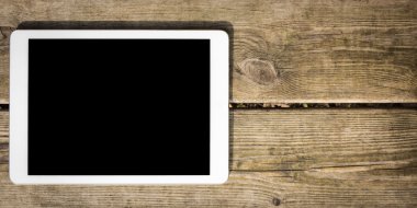 Dijital tablet ile rustik ahşap masa. Yukarıdan kopya alanı ile göster