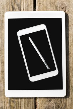 Dijital tablet ve smartphone ile rustik ahşap masa. Yukarıdan kopya alanı ile göster