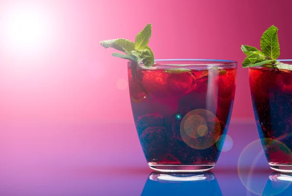 Raspberry and blackberry cocktail with mint garnish. Studio shot — Stock Photo, Image