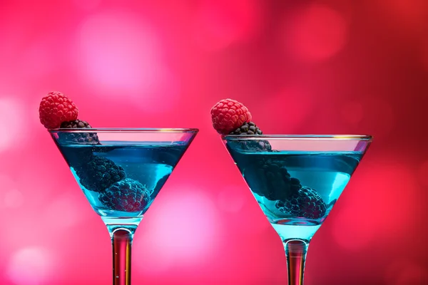 Colorful cocktails garnished with berries — Stock Photo, Image