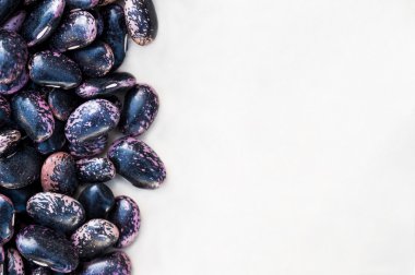 Beyaz arka plan üzerinde mor fasulye yakın çekim