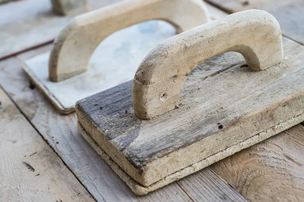 Set of old used trowels on a rough wooden surface — Stock Photo, Image