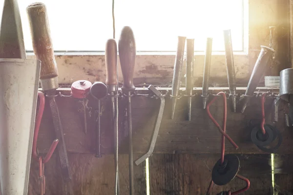 Uppsättning av olika handyman verktyg, med sunflare kommer genom fönstret — Stockfoto