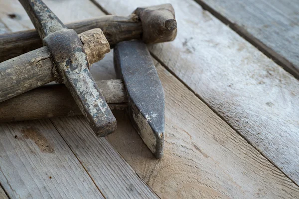 Fundo de madeira com um martelo, conceito de melhoria de casa — Fotografia de Stock