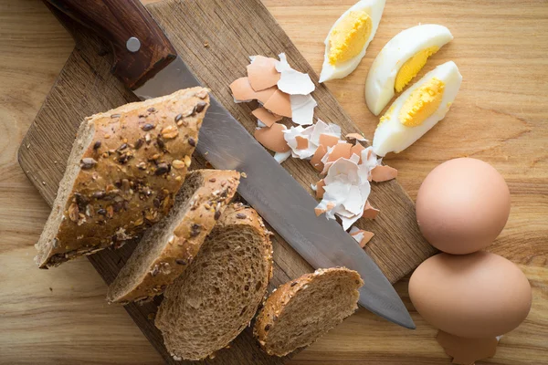 Biologisch ontbijt, knapperige stokbrood en eieren, bekijken van bovenaf — Stockfoto