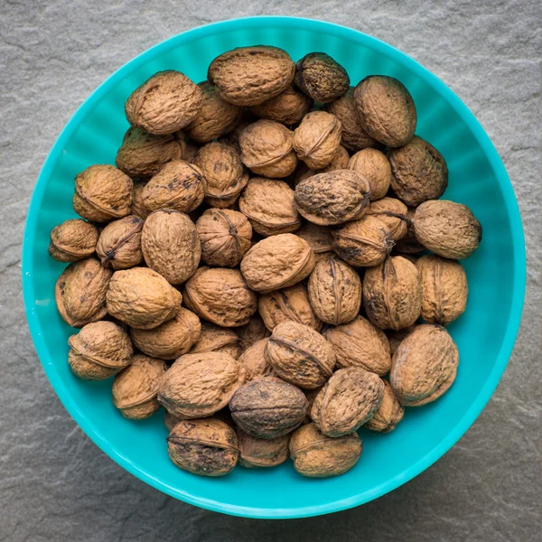 Pile de noix biologiques dans un bol, gros plan, concept de manger propre — Photo