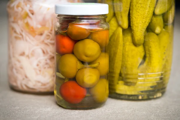 Frascos de verduras ecológicas en vinagre. Alimentos marinados. Concepto de alimentación limpia — Foto de Stock