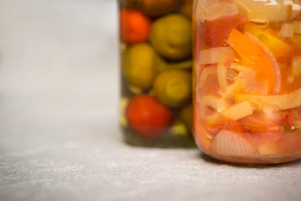 Frascos de verduras ecológicas en vinagre. Alimentos marinados. Concepto de alimentación limpia —  Fotos de Stock