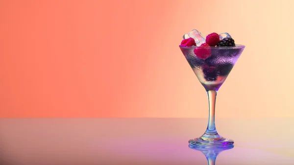 Refreshing raspberry and blackberry cocktail with ice, studio shot — Stock Photo, Image