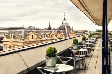 Edinburgh cityscape dramatik gökyüzü ile restoran çatı terasından görüntülemek