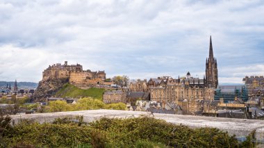 Edinburgh Castle cityscape dramatik gökyüzü ile de dahil olmak üzere