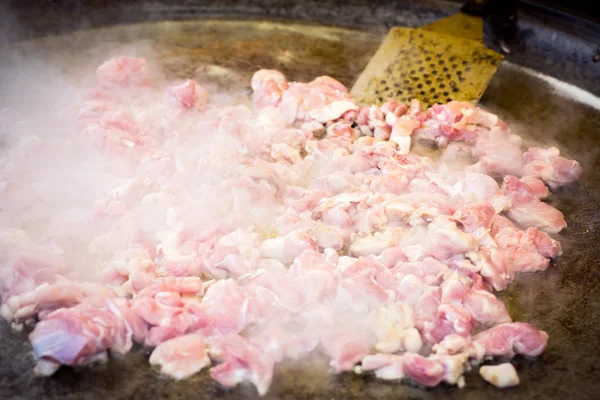 Chicken meat roasting on a large paella pan, outdoors food market — Stock Photo, Image