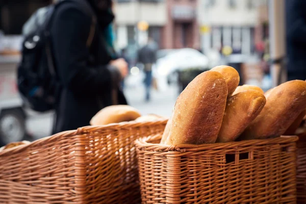 Anonimowa osoba kupująca domowy chleb na rynku żywności — Zdjęcie stockowe