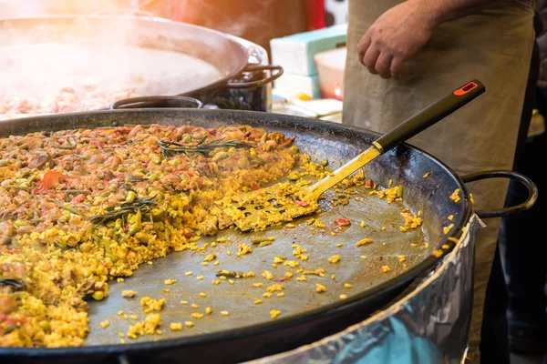 Traditionelle spanische Hühnerpaella auf großer Pfanne, Lebensmittelmarkt — Stockfoto