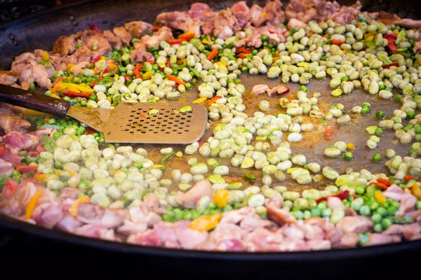 Traditional spanish chicken paella preparation on big pan, outdoors food market — Stock Photo, Image