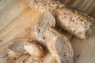 Baget çavdar ekmeği bir ahşap tahta üzerinde çeşitli tohum serpilir