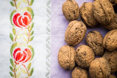 Vintage mutfak bezi, kavram yeme temiz üzerinde organik ceviz yığını