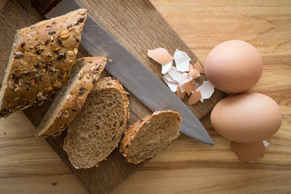 Biologisch ontbijt, knapperige stokbrood en eieren, bekijken van bovenaf — Stockfoto