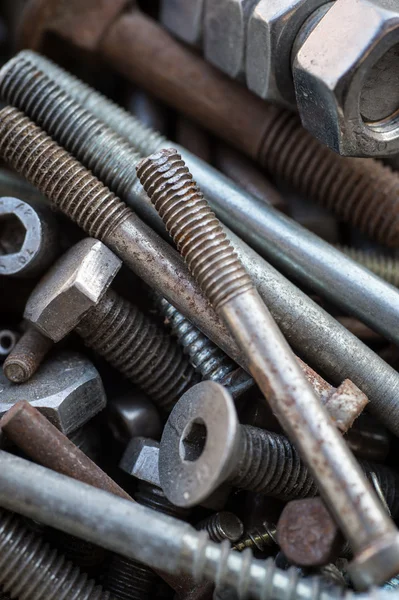 Oude roestige metalen schroeven detail schot — Stockfoto