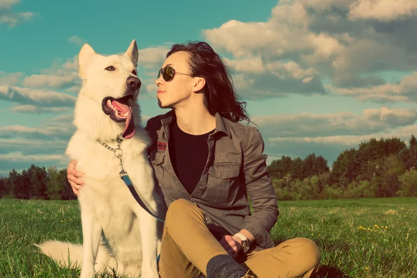 Gadis muda yang menarik dengan anjing peliharaannya, gambar berwarna — Stok Foto