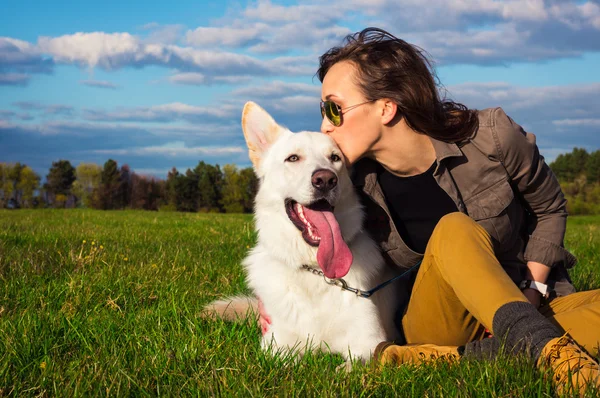 Jeune fille attrayante avec son chien de compagnie — Photo