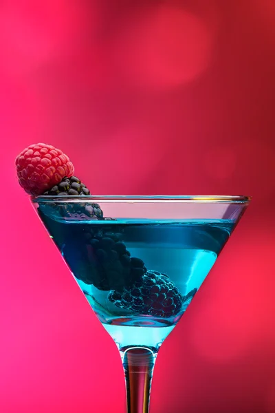 Bunte Cocktails garniert mit Beeren — Stockfoto