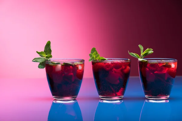 Raspberry and blackberry cocktail with mint garnish. Studio shot — Stock Photo, Image