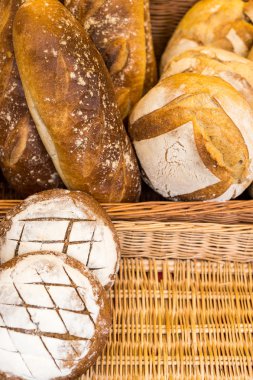 Ekranda çeşitli tahıl ev yapımı ekmekler yelpazesi