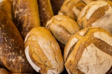 Ekranda çeşitli tahıl ev yapımı ekmekler yelpazesi