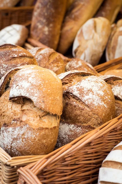 Wybór różnych zbóż domowe pieczywo na wyświetlaczu — Zdjęcie stockowe