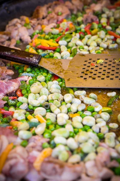 Traditional spanish chicken paella preparation on big pan, outdoors food market — Stock Photo, Image