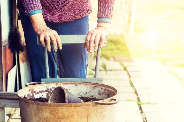 Alte Frau füllt einen Topf mit frischer Erde. Symbol für Frühling und Clean-Eating-Konzept — Stockfoto