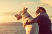 Mladá atraktivní dívka s psíkem na pláži, barevný obrázek