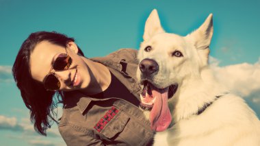 Onu evde beslenen hayvan köpek, COLORISED görüntü ile genç çekici kız