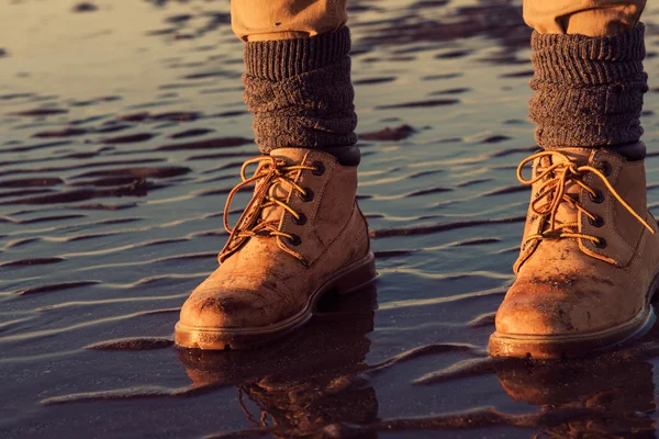 Giovane ragazza che cammina su una spiaggia con bassa marea, dettaglio piedi, concetto di avventura — Foto Stock