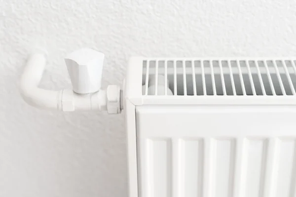 Radiador de calefacción blanco en un apartamento. Detalle plano con espacio de copia — Foto de Stock