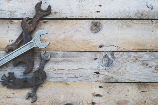 Various size spanners, wrenches on wooden background, colorised vintage feel — Stock Photo, Image