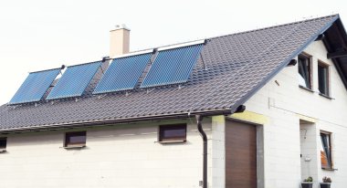 Vakumlu güneş enerjili su ısıtma sistemi bir evin çatı üzerinde.