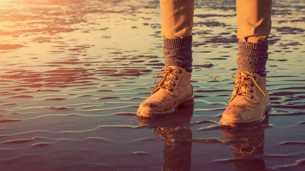 Jong meisje lopen op een strand bij eb, voeten detail, avontuur concept — Stockfoto