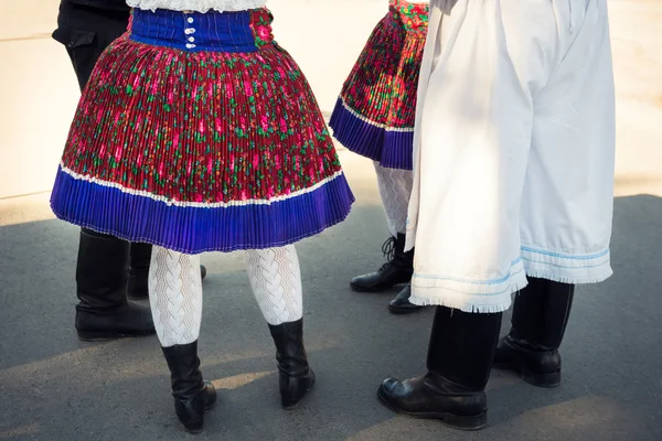 Groupe anonyme de personnes en costumes folkloriques — Photo