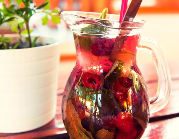 Refreshing summer berries lemonade — Stock Photo, Image